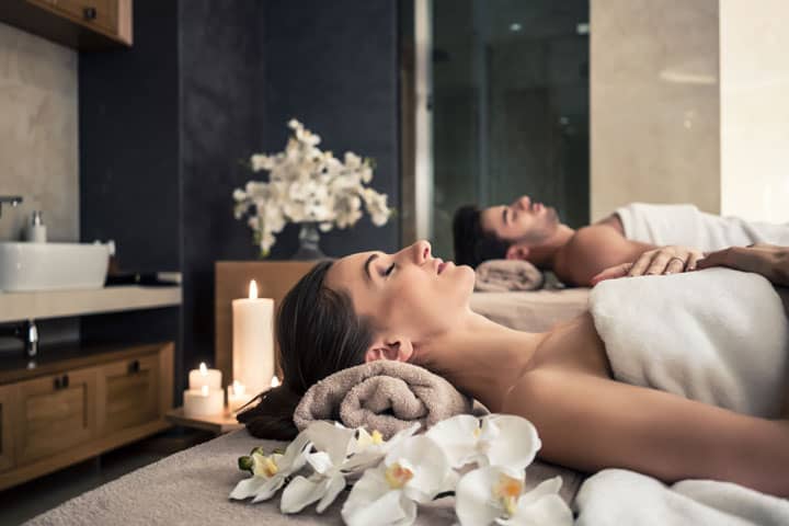 Mann und Frau liegend auf massage-Betten im asiatischen Wellness-center